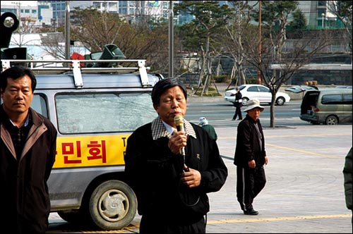 농민들의 항의방문으로 결국 부산시 건설방재국장이 집회장으로 나와 대책마련을 약속하고 있다 